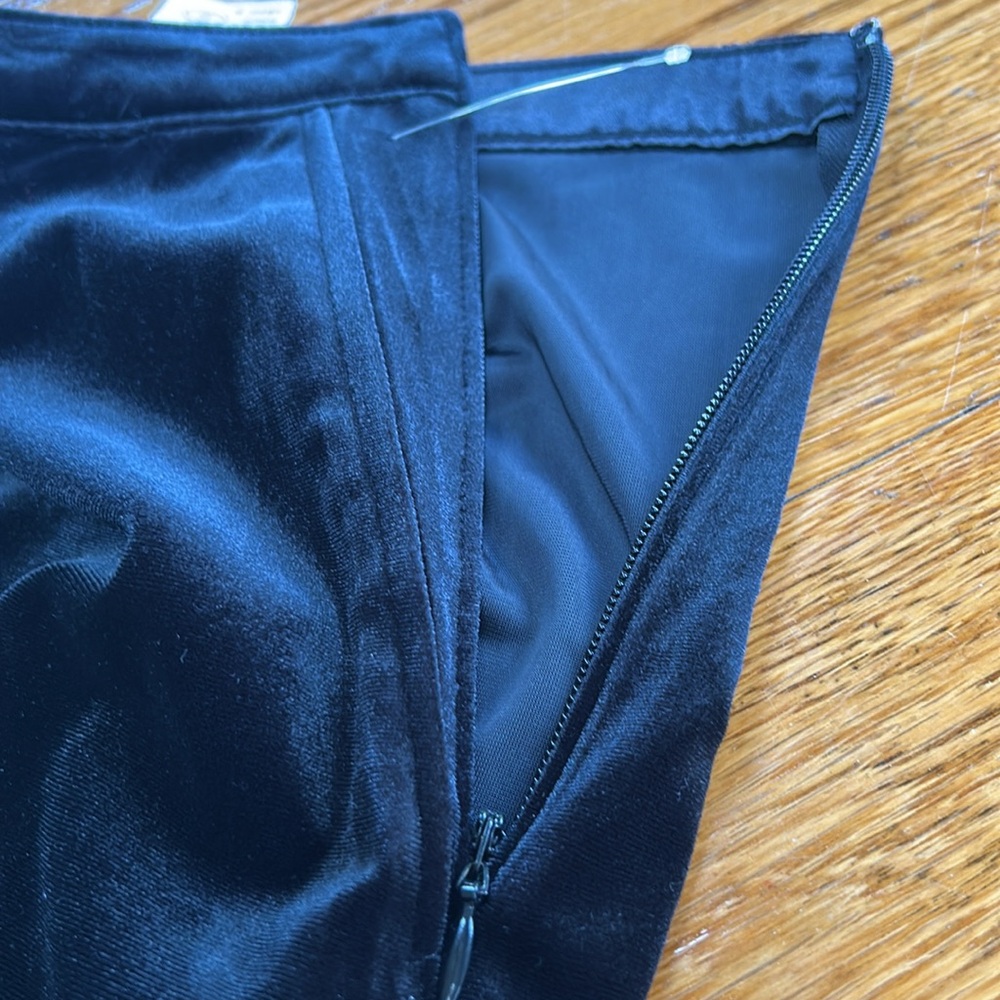 Abercrombie & Fitch velvet crop pants.  Side zip, pockets. Black. Medium. - Picture 5 of 10